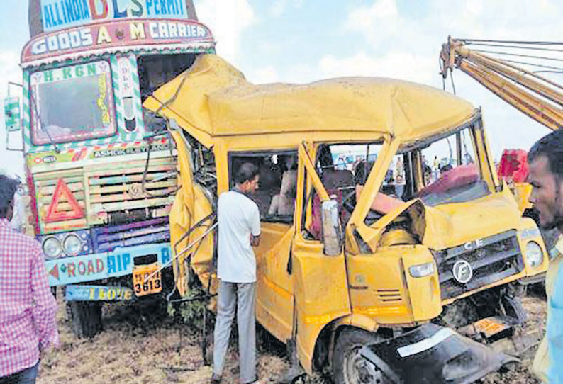 புனே அருகே லாரி மோதி ஆம்புலன்ஸ், வேனில் இருந்த பெண் உள்பட 3 பேர் பலி