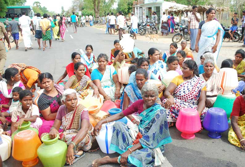 விழுப்புரம் அருகே குடிநீர் கேட்டு காலி குடங்களுடன் கிராம மக்கள் சாலை மறியல்