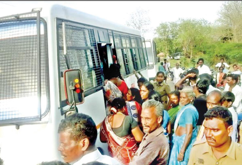 மதுக்கடையை மூடக்கோரி போராடிய கிராம மக்கள் மீது போலீஸ் தடியடி