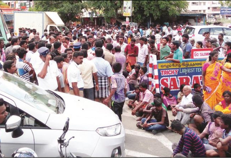 வீட்டில் தனியாக இருந்த பெண்ணிடம் அத்துமீறிய 4 பேரை பிடித்து பொதுமக்கள் சாலை மறியல்