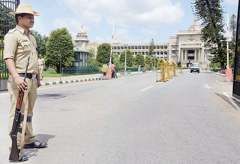 விதான சவுதாவை முற்றுகையிட முயன்ற விவசாயிகளை போலீசார் தடுத்து நிறுத்தினர்