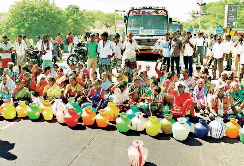 திண்டுக்கல்லில் குடிநீர் வழங்கக்கோரி காலிக்குடங்களுடன் பொதுமக்கள் சாலை மறியல்