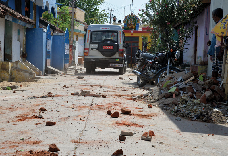 கோவில் திருவிழாவில் தகராறு வாகனங்கள், வீட்டு ஜன்னல்களை நொறுக்கி கும்பல் வன்முறை