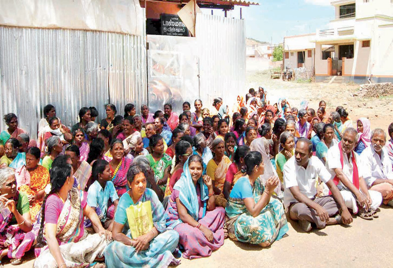 கோவில்பட்டியில் டாஸ்மாக் கடையை மூடக்கோரி பொதுமக்கள் முற்றுகை போராட்டம்