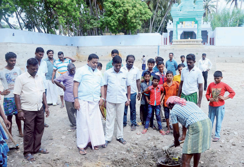 திருச்செந்தூர் சுப்பிரமணிய சுவாமி கோவில் தெப்பக்குளம் தூர்வாரும் பணி தொடங்கியது