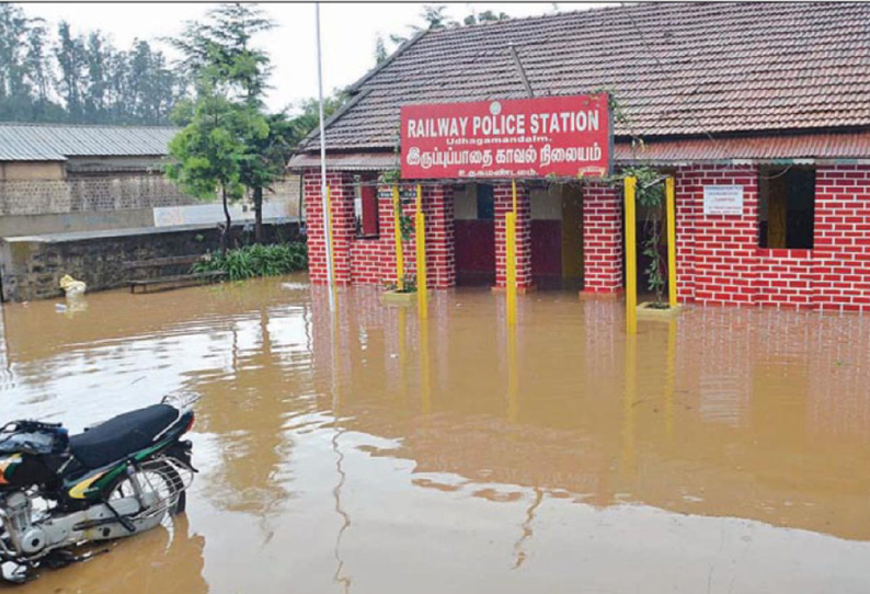 ஊட்டியில் பலத்தமழை; வீடுகளுக்குள் வெள்ளம் புகுந்தது