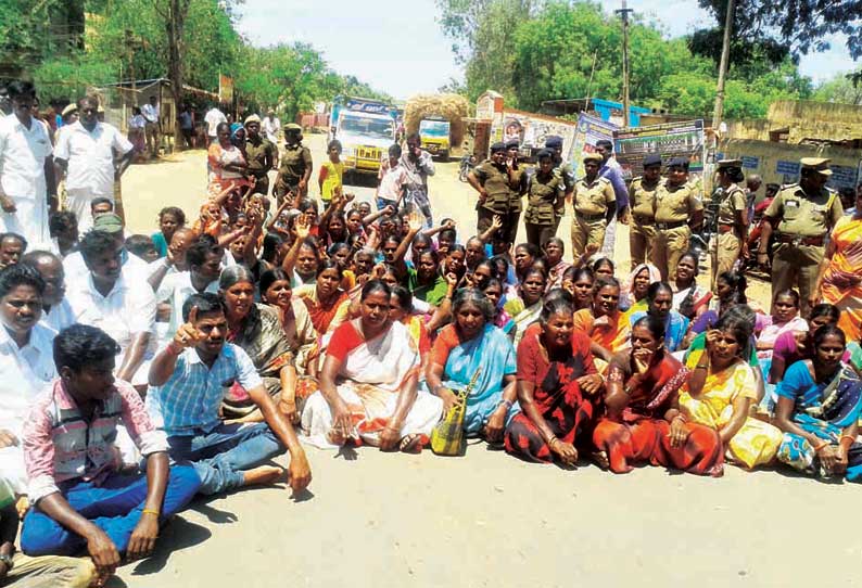 வாரியங்காவல் கிராமத்தில் டாஸ்மாக் கடையை மூடக்கோரி பொதுமக்கள் சாலை மறியல்