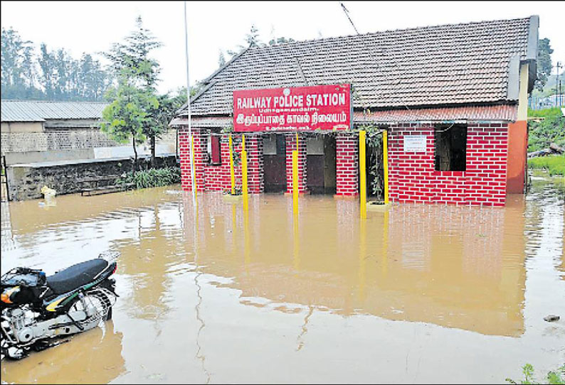 ஊட்டியில் பலத்தமழை; வீடுகளுக்குள் வெள்ளம் புகுந்தது