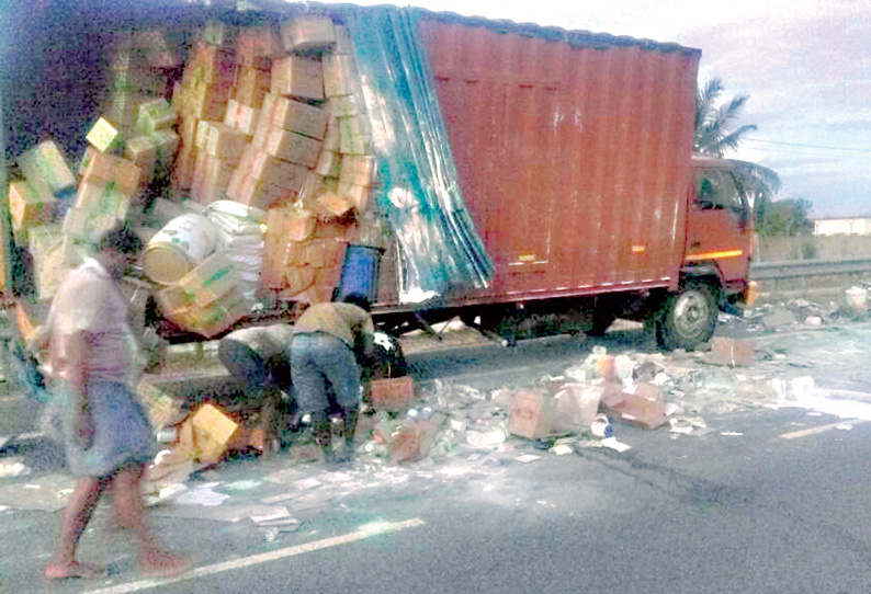 வடமதுரை அருகே விபத்து: பழுதாகி நின்ற கன்டெய்னர் லாரி மீது மற்றொரு லாரி மோதல்