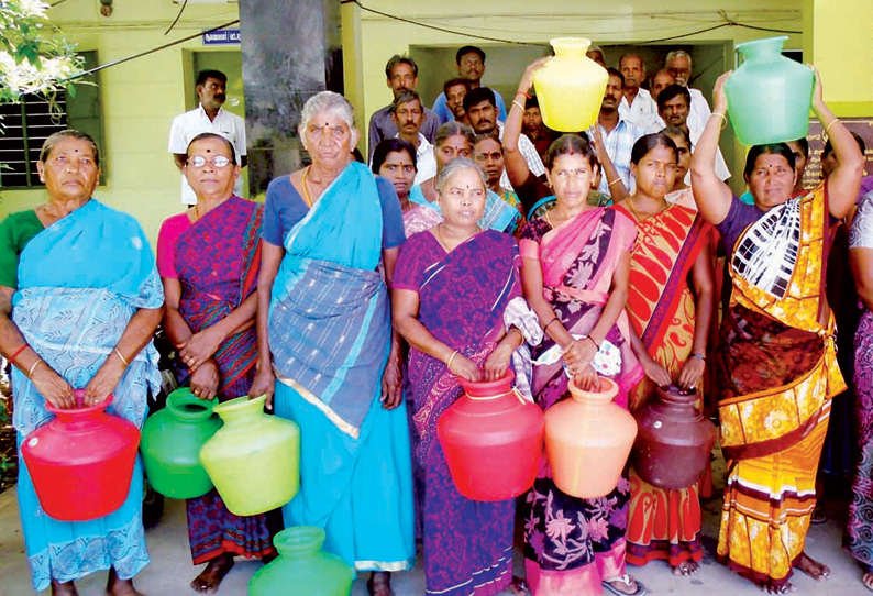 பொங்கலூரில் குடிநீர் கேட்டு 2 இடங்களில் பொதுமக்கள் திடீர் சாலை மறியல்