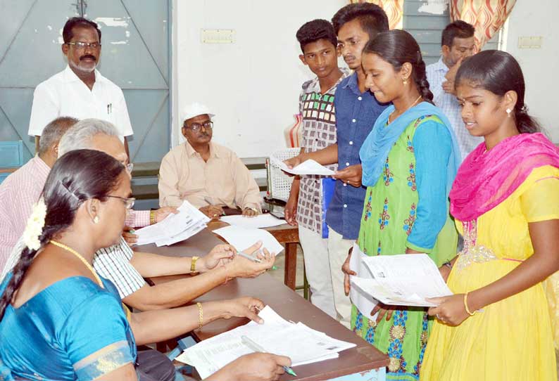 கரூர் அரசு கலைக்கல்லூரியில் மாணவர் சேர்க்கைக்கான கலந்தாய்வு தொடங்கியது