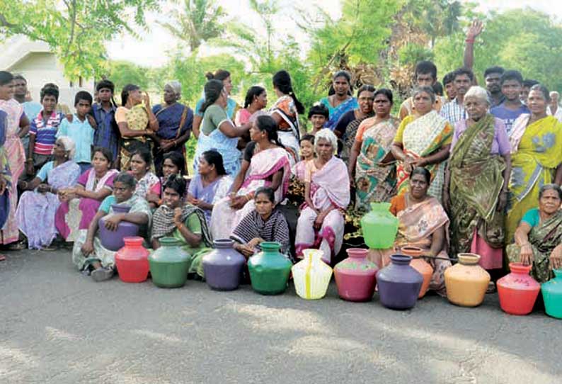 குடிநீர் கேட்டு 2 இடங்களில் பொதுமக்கள் காலிக்குடங்களுடன் சாலைமறியல்