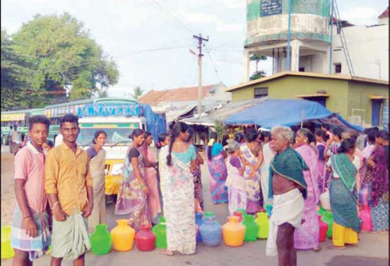 சீரான குடிநீர் கேட்டு பெண்கள் காலிக்குடங்களுடன் சாலைமறியல்