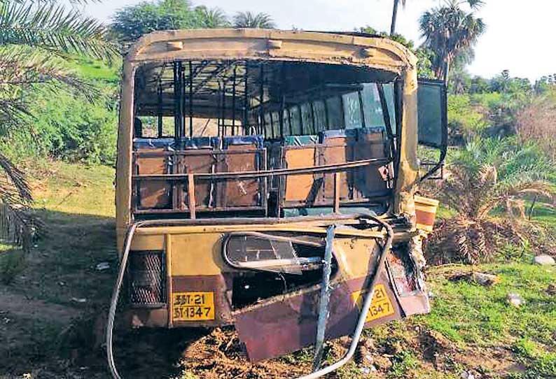 மதுராந்தகம் அருகே பழுதாகி நின்ற பஸ் மீது லாரி மோதல்; பள்ளி மாணவி உள்பட 3 பேர் பலி