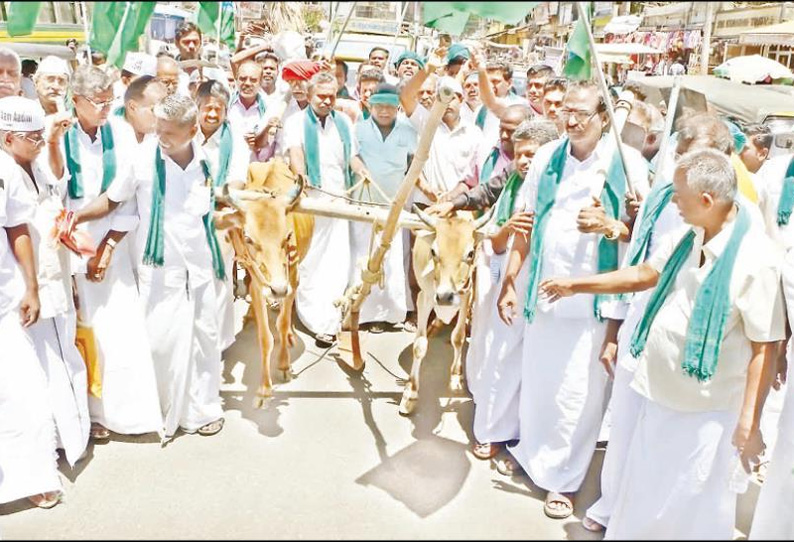 3-வது நாளாக விவசாயிகள் உண்ணாவிரதம் மாடுகளுடன் ஊர்வலமாக வந்து பங்கேற்பு