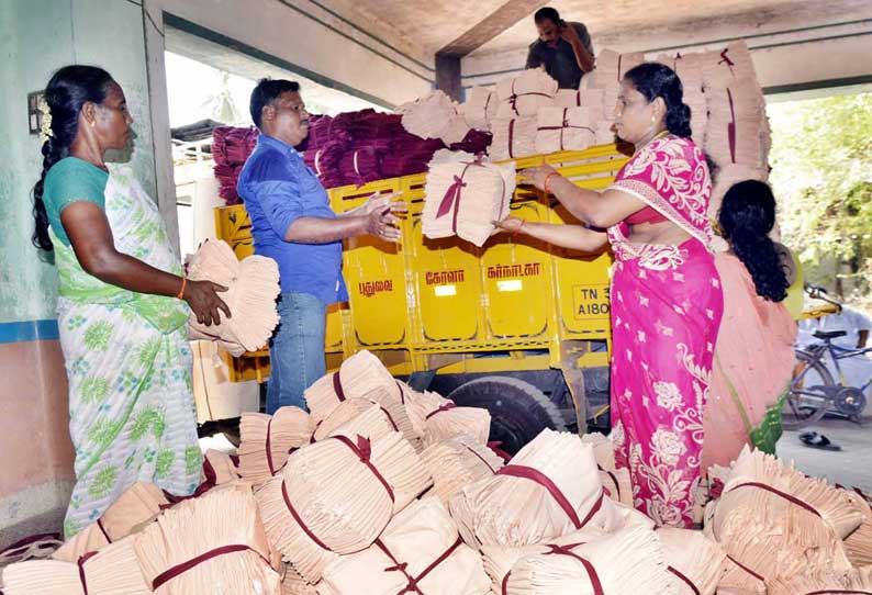 மாவட்டத்தில் பள்ளிகளுக்கு இலவச சீருடைகள் அனுப்பும் பணி தீவிரம்