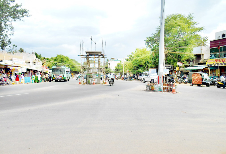 உத்தமபாளையம் பை–பாஸ் பஸ் நிறுத்தத்தில் விபத்தை தடுக்க ரவுண்டானா பொதுமக்கள் வலியுறுத்தல்