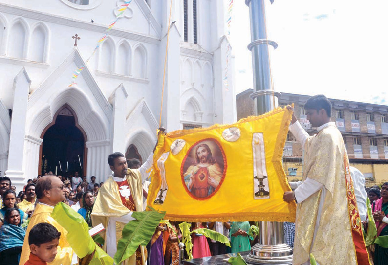 ஊட்டியில் நூற்றாண்டு பழமை வாய்ந்த தூய இருதய ஆண்டவர் ஆலய திருவிழா கொடியேற்றம்