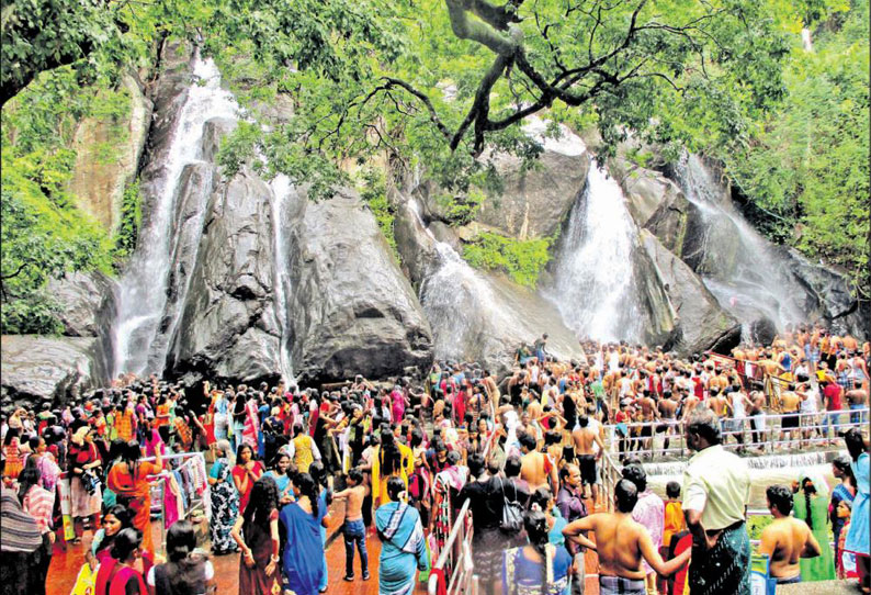 குற்றாலத்தில் சீசன் கட்டியது: குற்றாலத்தில் சுற்றுலா பயணிகள் குவிந்தனர்