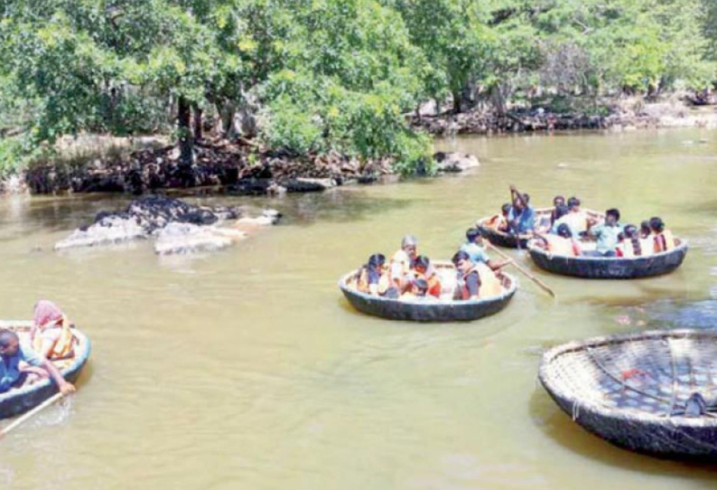 ஒகேனக்கல்லில் சுற்றுலா பயணிகள் குவிந்தனர் படகில் சவாரி செய்து உற்சாகம்