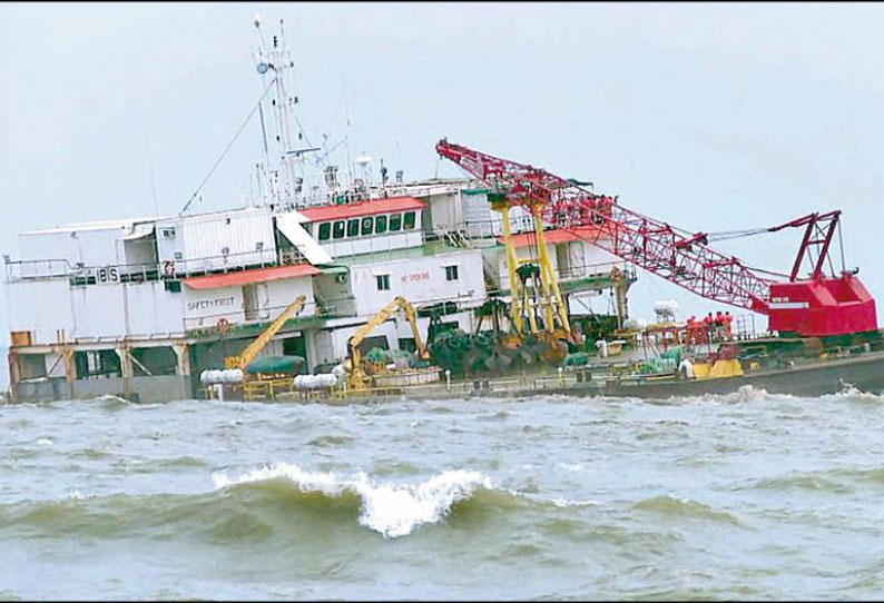 மங்களூரு அருகே அரபிக்கடலில் மூழ்கிய கப்பலில் இருந்து ஊழியர்கள் அனைவரும் பத்திரமாக மீட்பு