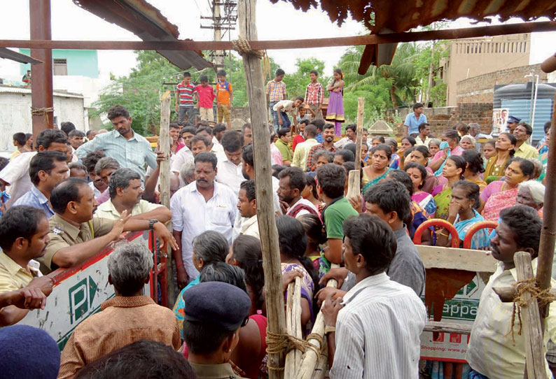 குடியாத்தத்தில் டாஸ்மாக் கடையை அகற்றக்கோரி பொதுமக்கள் முற்றுகை