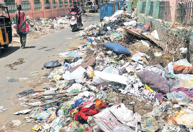 ஓட்டேரி தெருவில் மலைபோல் குவிந்த குப்பை கழிவு  நாளை பள்ளிகள் திறக்கும் முன்பு அகற்றப்படுமா?