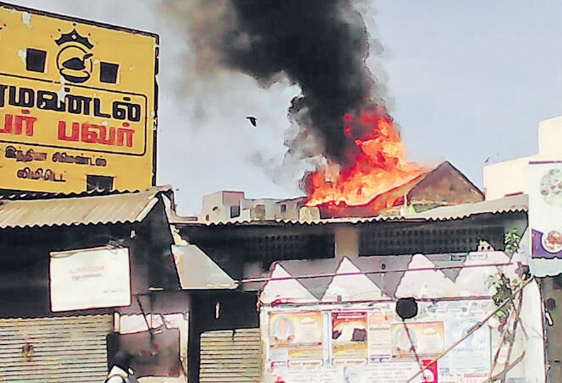 தொழுகை நடத்த அமைக்கப்பட்ட குடிசை தீப்பிடித்து எரிந்ததால் பரபரப்பு