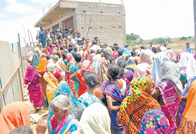 பெரியபாளையத்தில் மதுக்கடையை மூடக்கோரி பெண்கள் ஆர்ப்பாட்டம்