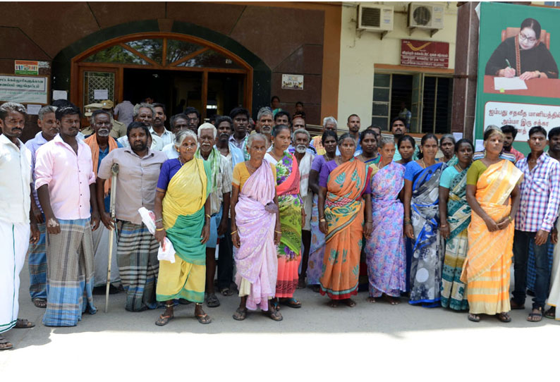 குடிநீர் பிரச்சினையை தீர்க்கக்கோரி கலெக்டர் அலுவலகத்தை கிராம மக்கள் முற்றுகை