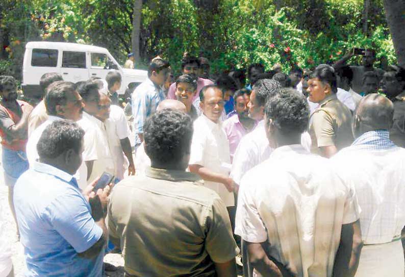 மோகனூர் அருகே காவிரி ஆற்றில் மணல் அள்ளிய லாரிகளை பொதுமக்கள் சிறைபிடிப்பு