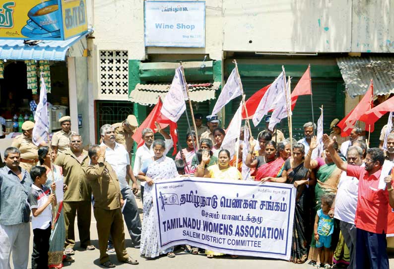 சேலம் டவுன் ரெயில் நிலையம் எதிரில் மதுக்கடையை முற்றுகையிட்டு பொதுமக்கள் போராட்டம்