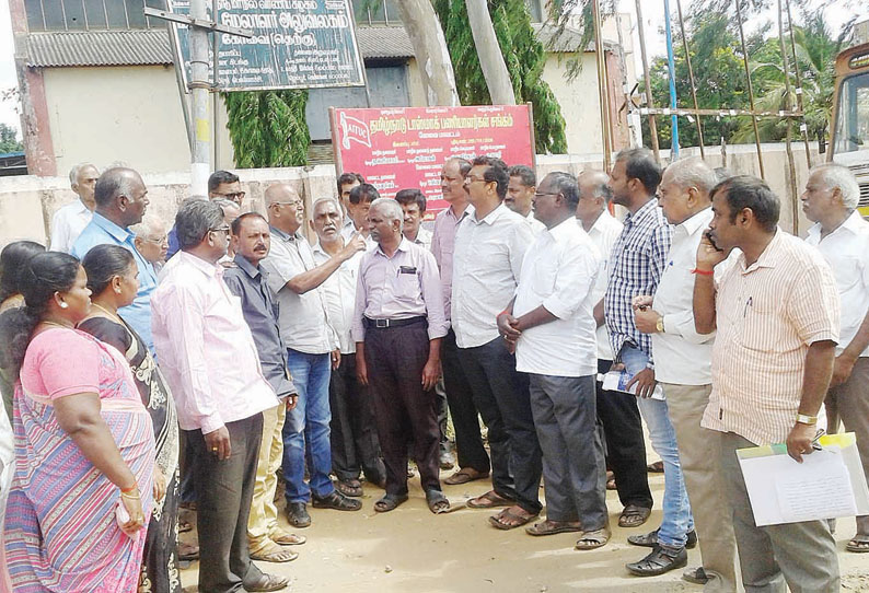 கோவை சவுரிபாளையத்தில் மதுக்கடைகளை மூடக்கோரி டாஸ்மாக் மாவட்ட அலுவலகம் முற்றுகை