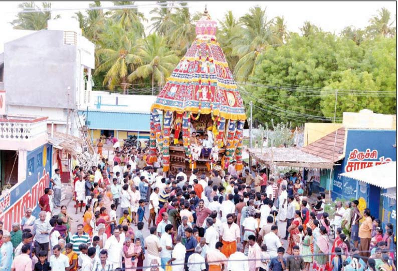 முருகன் கோவிலில் வைகாசி விசாக தேரோட்டம் பக்தர்கள் வடம் பிடித்து இழுத்தனர்