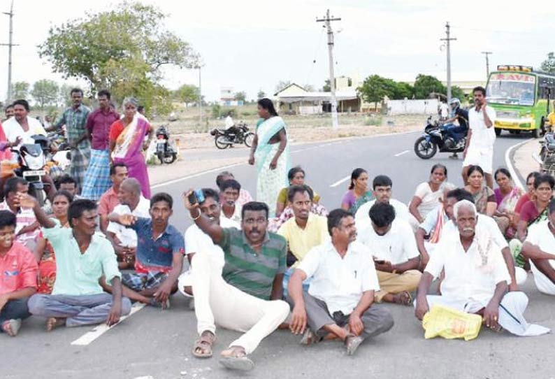 இரு தரப்பினர் இடையே தகராறு; பேச்சுவார்த்தை தோல்வியடைந்ததால் சாலை மறியல்