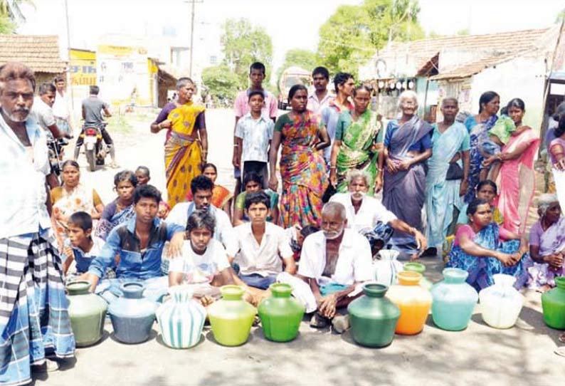 குடிநீர் கேட்டு காலிக்குடங்களுடன் பொதுமக்கள் சாலைமறியல்