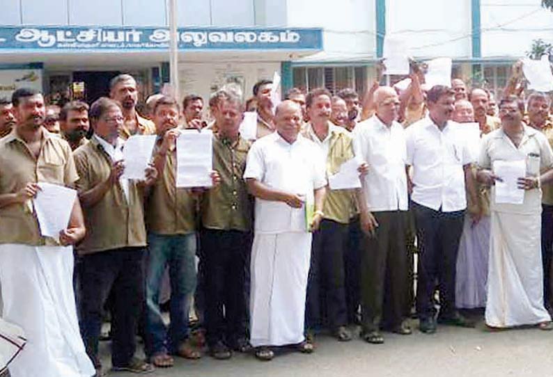 ஐகோர்ட்டு உத்தரவை அமல்படுத்த வேண்டும் ஆட்டோ டிரைவர்கள், கலெக்டர் அலுவலகத்தில் மனு