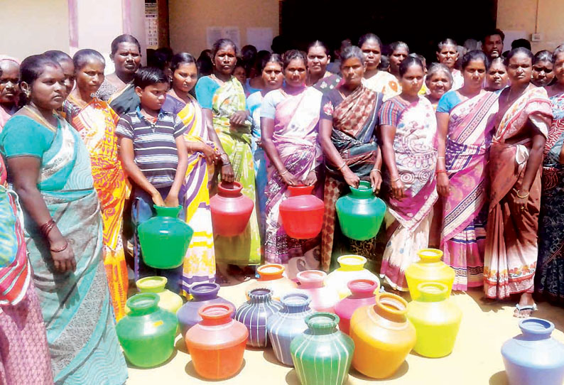 குடிநீர் வழங்கக்கோரி ஊராட்சி மன்ற அலுவலகத்தில் காலிக்குடங்களுடன் பெண்கள் முற்றுகை