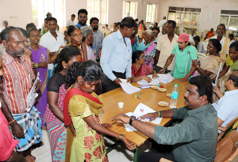 மாற்றுத்திறனாளிகளுக்கு அடையாள அட்டை வழங்கும் சிறப்பு முகாம்