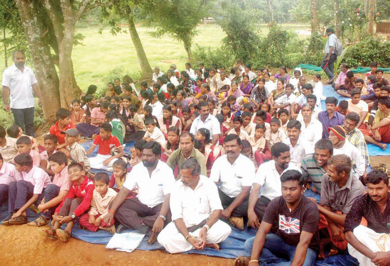 கூடலூர் அருகே மதுக்கடையை அகற்றக்கோரி பள்ளிக்கூடம் செல்லாமல் பெற்றோருடன் மாணவர்கள் தர்ணா