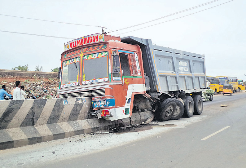 செங்குன்றம் அருகே சாலை நடுவில் உள்ள தடுப்பு சுவரில் லாரி மோதியது