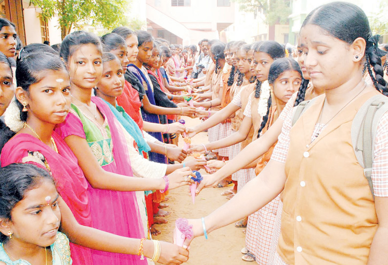 கோடை விடுமுறை முடிந்து பள்ளிகள் திறப்பு விலையில்லா பாடப்புத்தகங்கள், வழங்கப்பட்டன