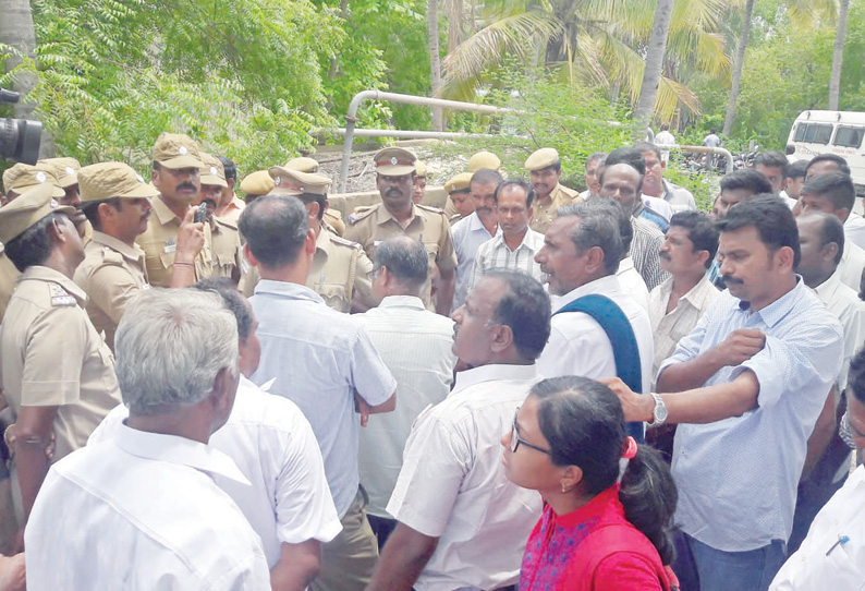 மோகனூர் அருகே காவிரி ஆற்றில் மணல் அள்ள பொதுமக்கள் எதிர்ப்பு