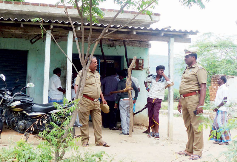 மதுக்கடையை மூடக்கோரி மிரட்டல் போலீஸ் பாதுகாப்புடன் மது விற்பனை