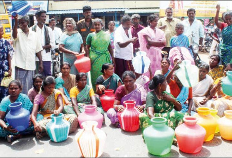 குடிநீர் வசதி கேட்டு காலிக்குடங்களுடன் பொதுமக்கள் சாலை மறியல் போக்குவரத்து பாதிப்பு