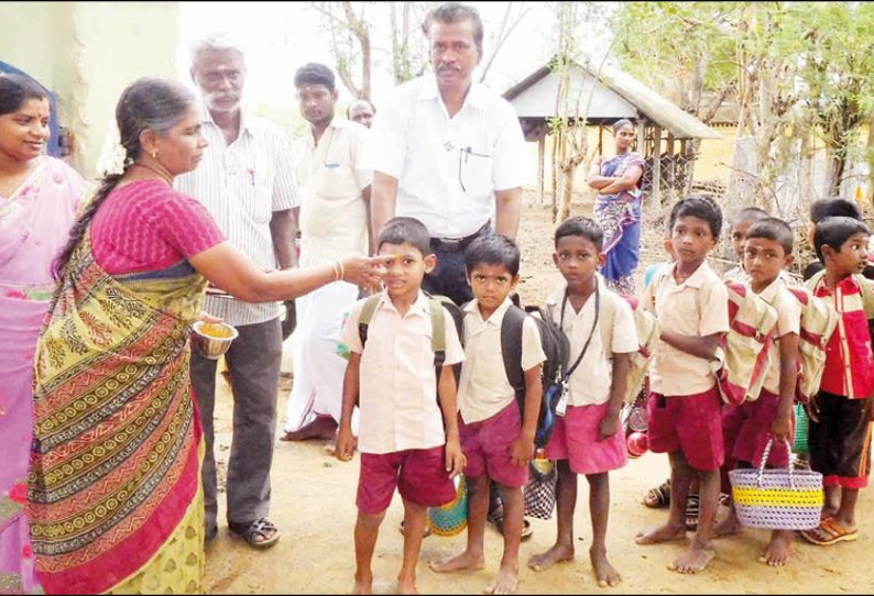 கோடை விடுமுறைக்குப்பின் பள்ளிகள் திறப்பு; ஆர்வத்துடன் மாணவ-மாணவிகள் வருகை