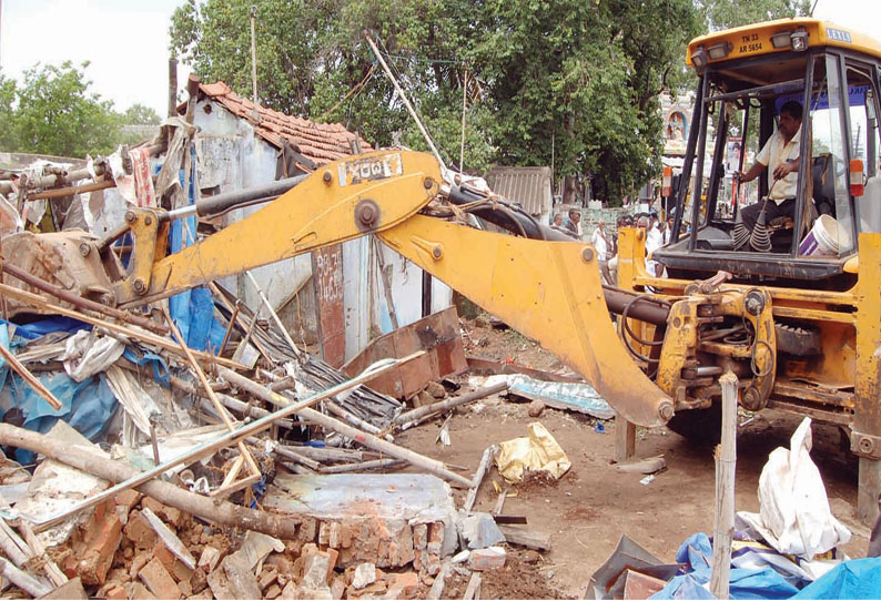 காவிரி ரோட்டில் ஆக்கிரமித்து கட்டப்பட்டு இருந்த கடை, வீடுகள் இடித்து அகற்றம்