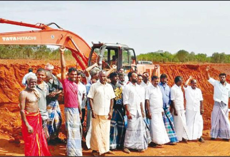 செம்மண் குவாரியை மூட வலியுறுத்தி விவசாயிகள் ஆர்ப்பாட்டம்