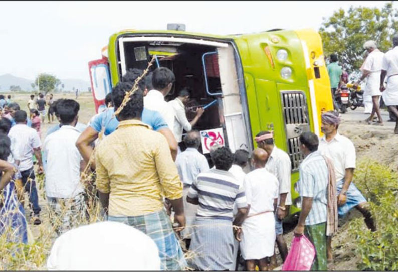 திருமண கோஷ்டி சென்ற மினி பஸ் பள்ளத்தில் கவிழ்ந்தது 30 பேர் காயம்