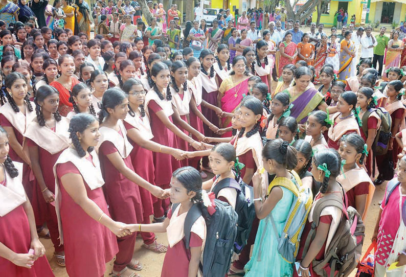 கோடை விடுமுறைக்குப்பிறகு பள்ளிகள் திறக்கப்பட்டன விலையில்லா பாட புத்தகங்கள் வழங்கப்பட்டன